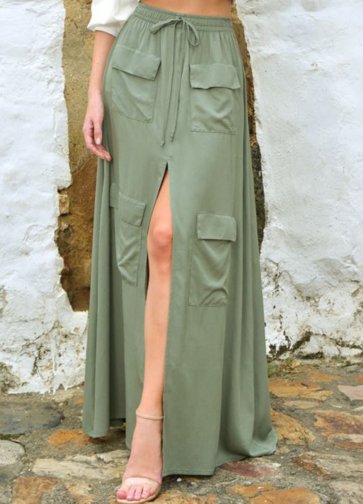 Long skirt with pockets