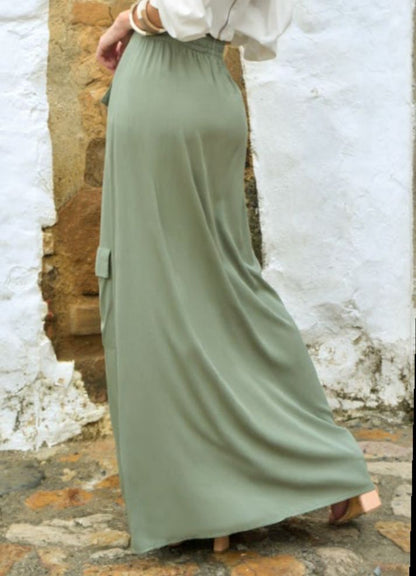 Long skirt with pockets