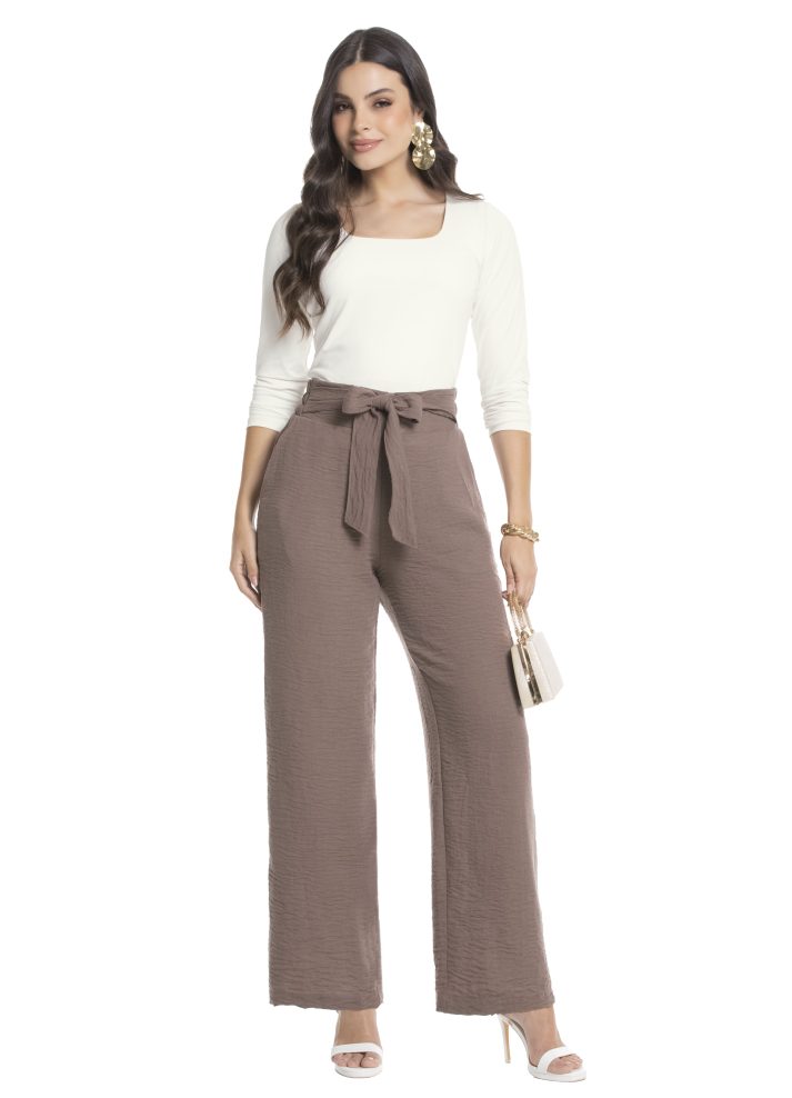 Pantalón bota ancha con cinturón