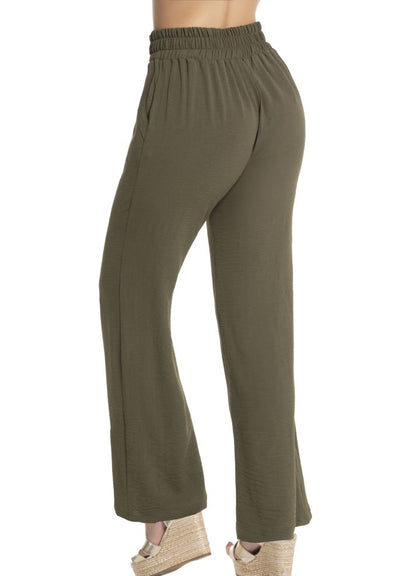 Pantalón bota ancha resortado en espalda