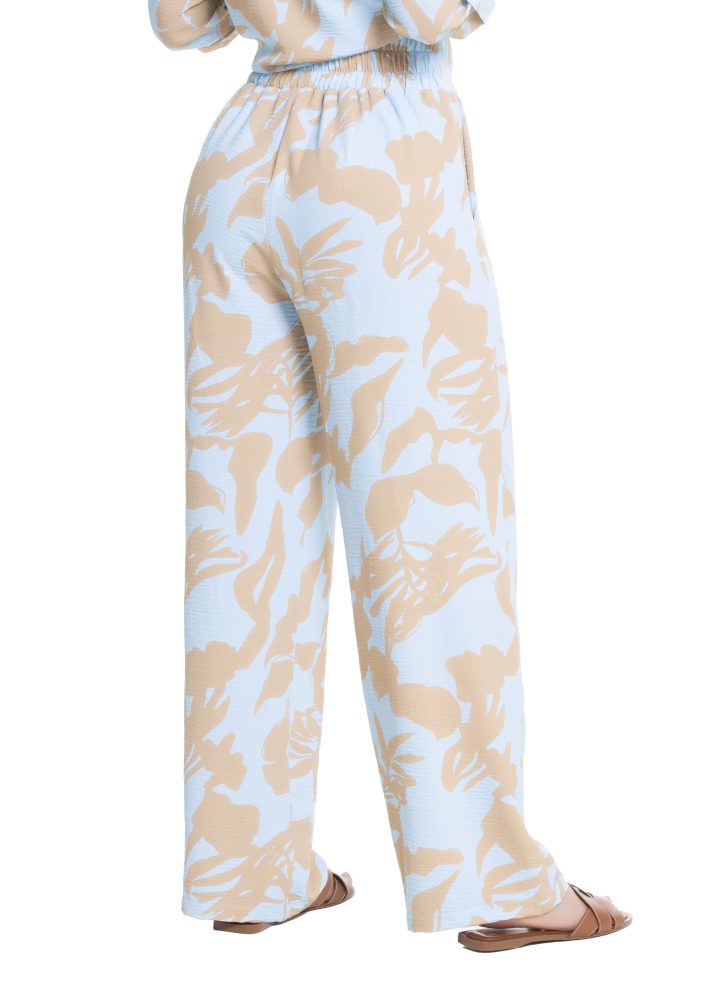 Pantalón bota ancha resortado en espalda