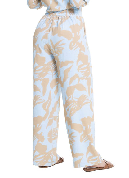 Pantalón bota ancha resortado en espalda