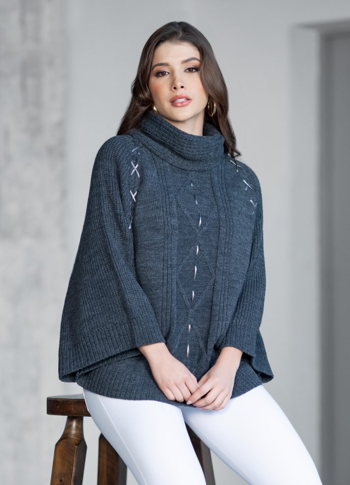 Ruana cuello tortuga en tejido