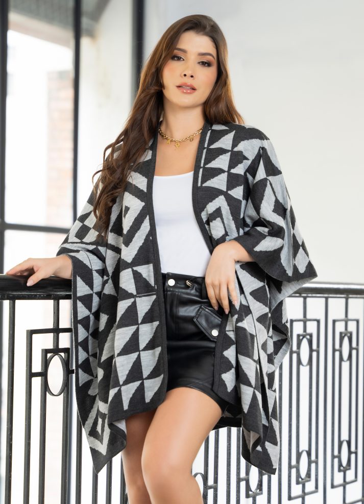 Ruana con mangas en tejido