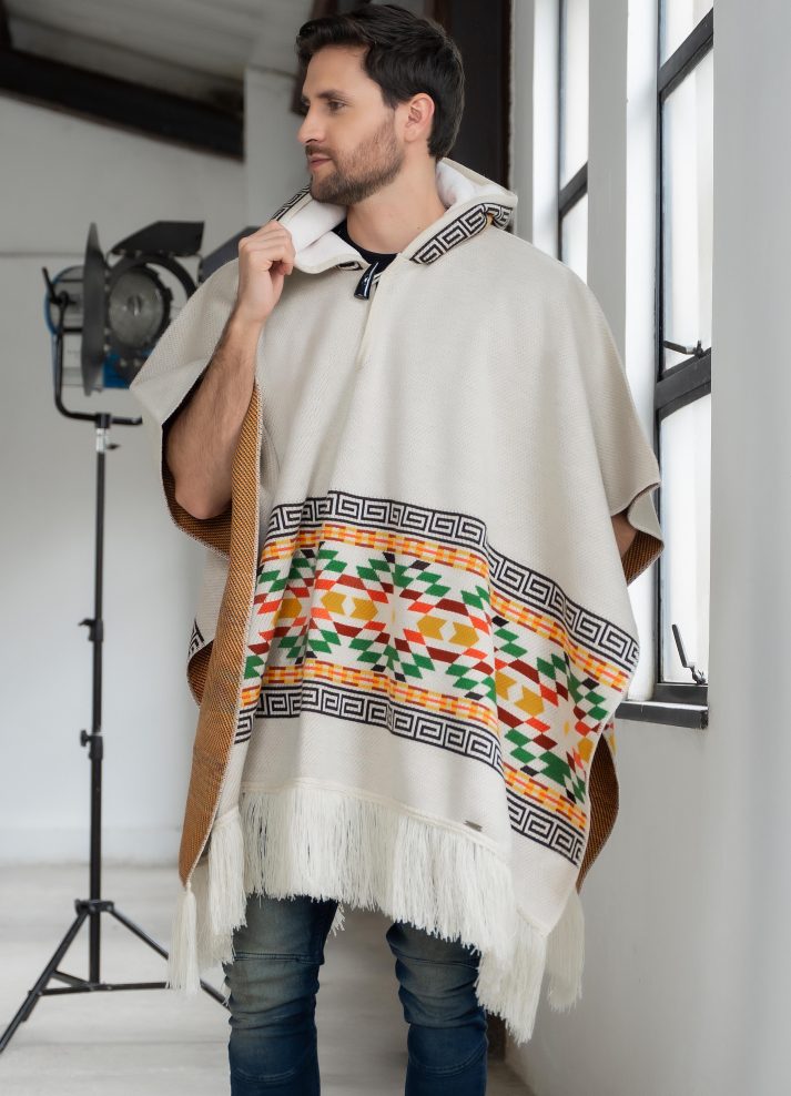 Ruana para hombre con capota en tejido