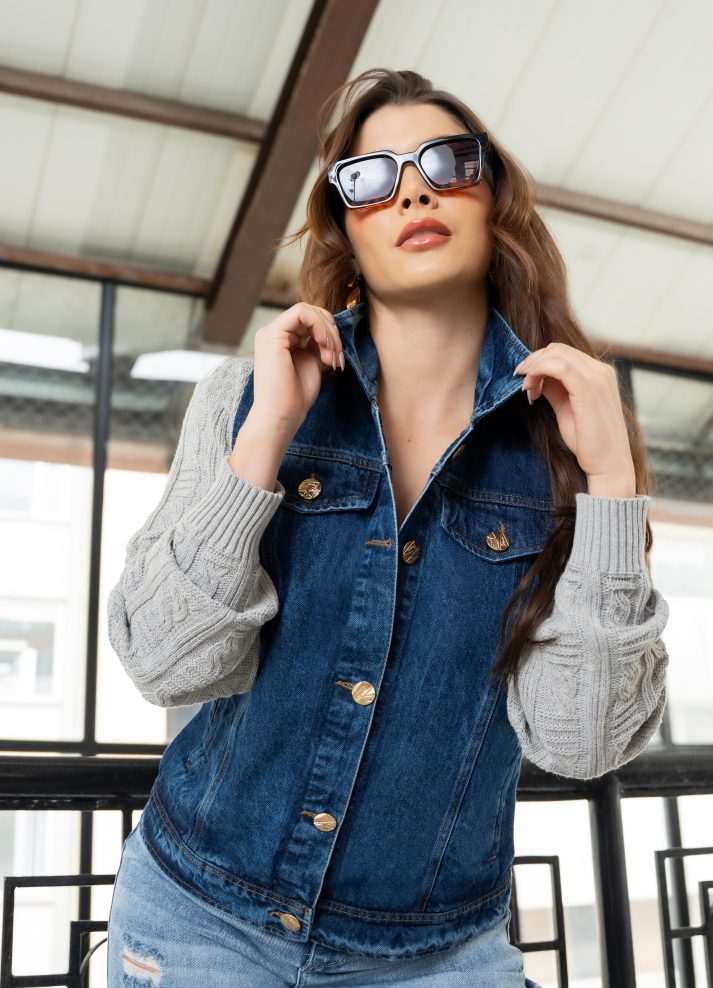 Chaqueta en denim con mangas tejidas