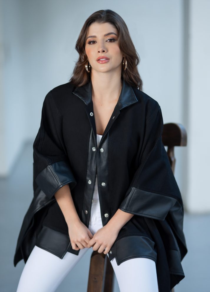 Ruana con botones en denim y cuerotex