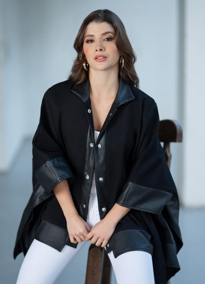 Ruana con botones en denim y cuerotex