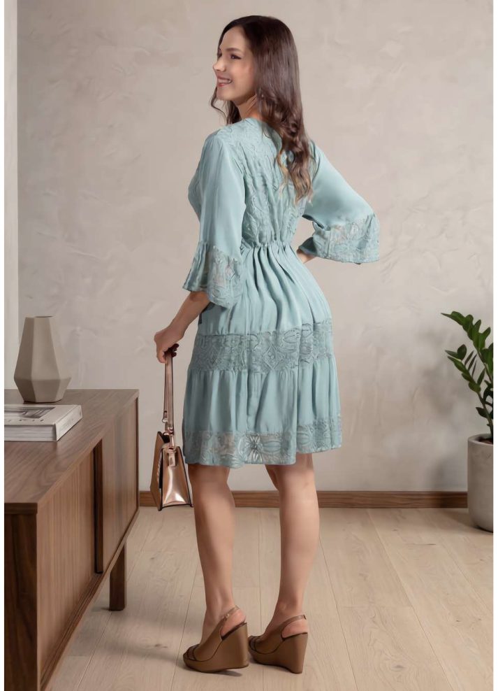Vestido corto en guipur